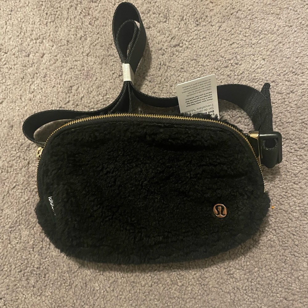 Lululemon Everywhere belt bag fleece